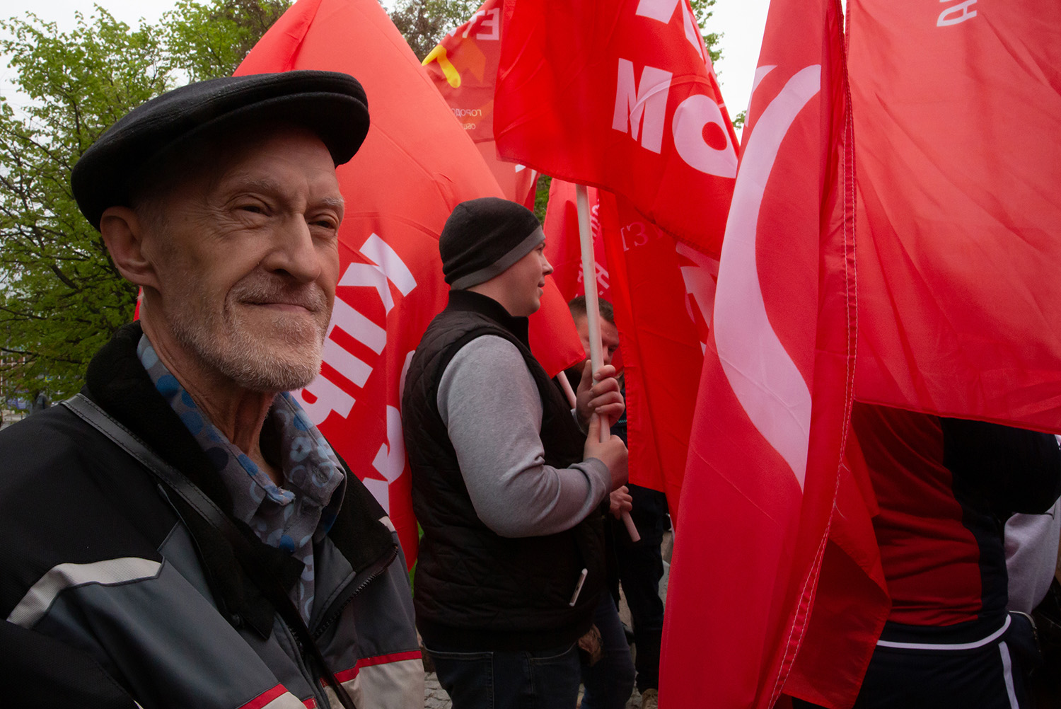 01.05.2023, Москва. Встреча депутатов фракции КПРФ с избирателями в формате патриотического митинга возле памятника Карлу Марксу. Мужчина-участник митинга.