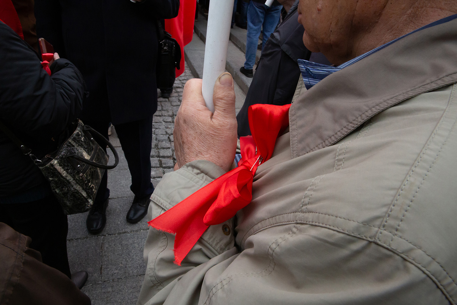 01.05.2023, Москва. Встреча депутатов фракции КПРФ с избирателями в формате патриотического митинга возле памятника Карлу Марксу. Мужчина держит древко флага.