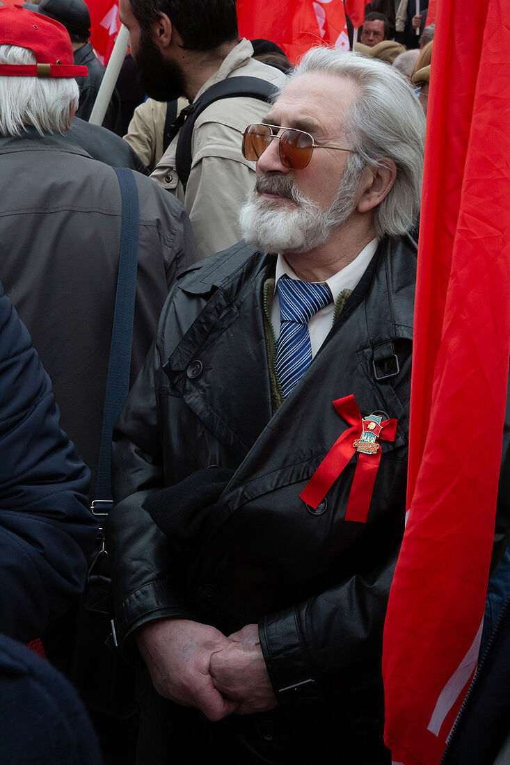 01.05.2023, Москва. Встреча депутатов фракции КПРФ с избирателями в формате патриотического митинга возле памятника Карлу Марксу. Мужчина на митинге.