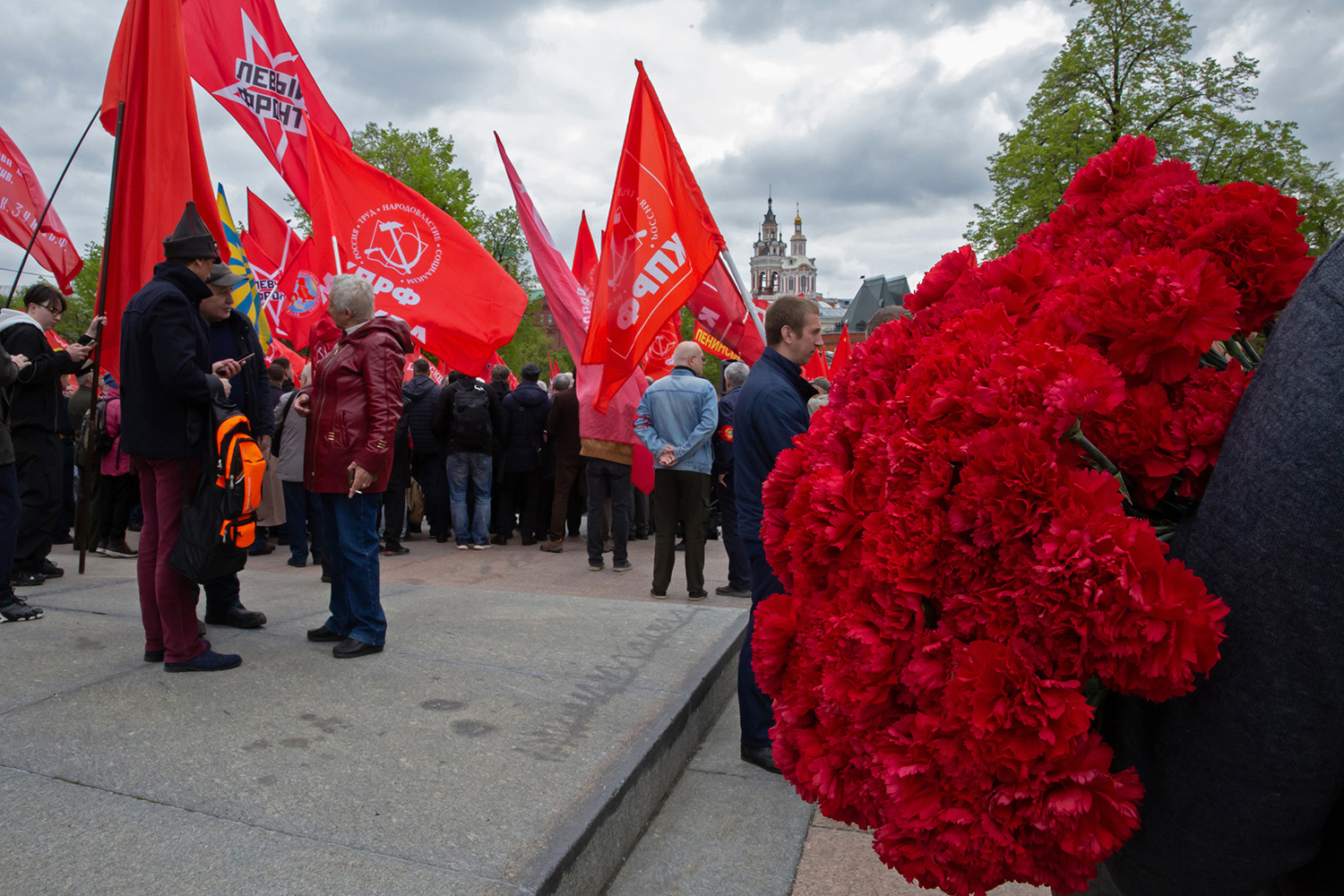 01.05.2023, Москва. Встреча депутатов фракции КПРФ с избирателями в формате патриотического митинга возле памятника Карлу Марксу. Во время митинга.