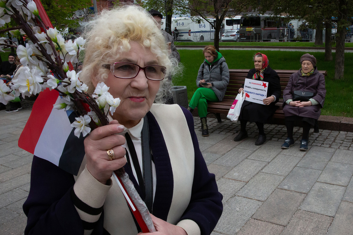 01.05.2023, Москва. Встреча депутатов фракции КПРФ с избирателями в формате патриотического митинга возле памятника Карлу Марксу. Участники мероприятия.