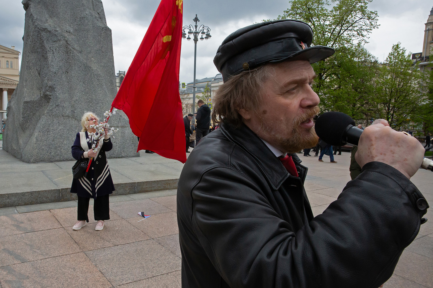 01.05.2023, Москва. Встреча депутатов фракции КПРФ с избирателями в формате патриотического митинга возле памятника Карлу Марксу. Артист поёт песню во время мероприятия.