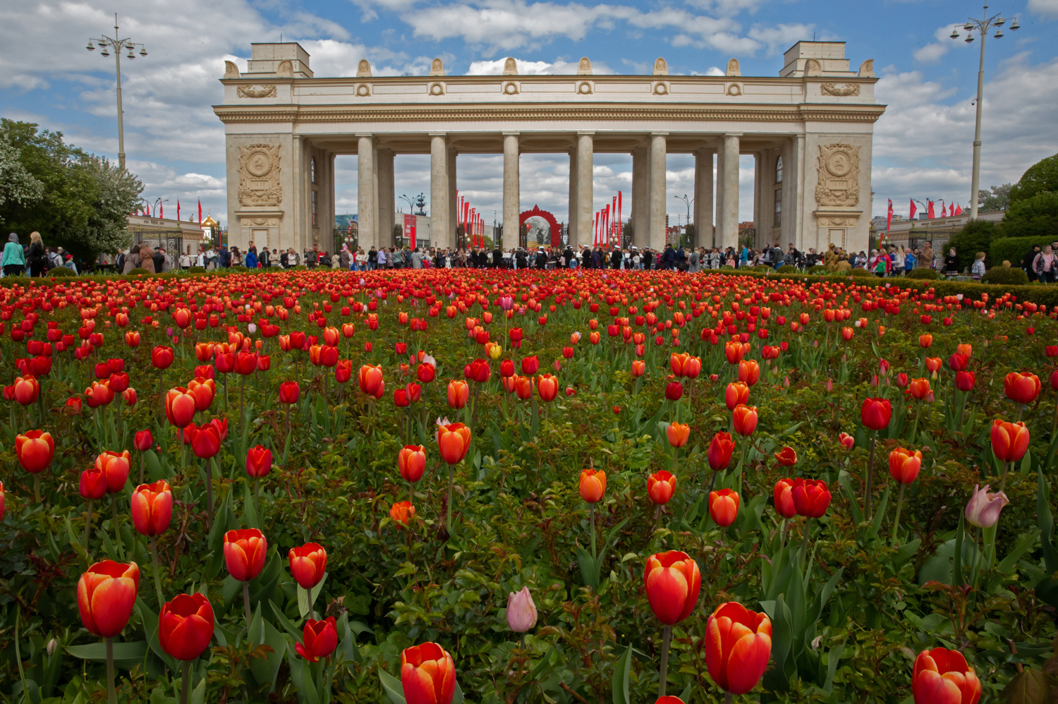 09.05.2023, Москва, Парк Горького, День Победы. Вид на центральный вход в парк.