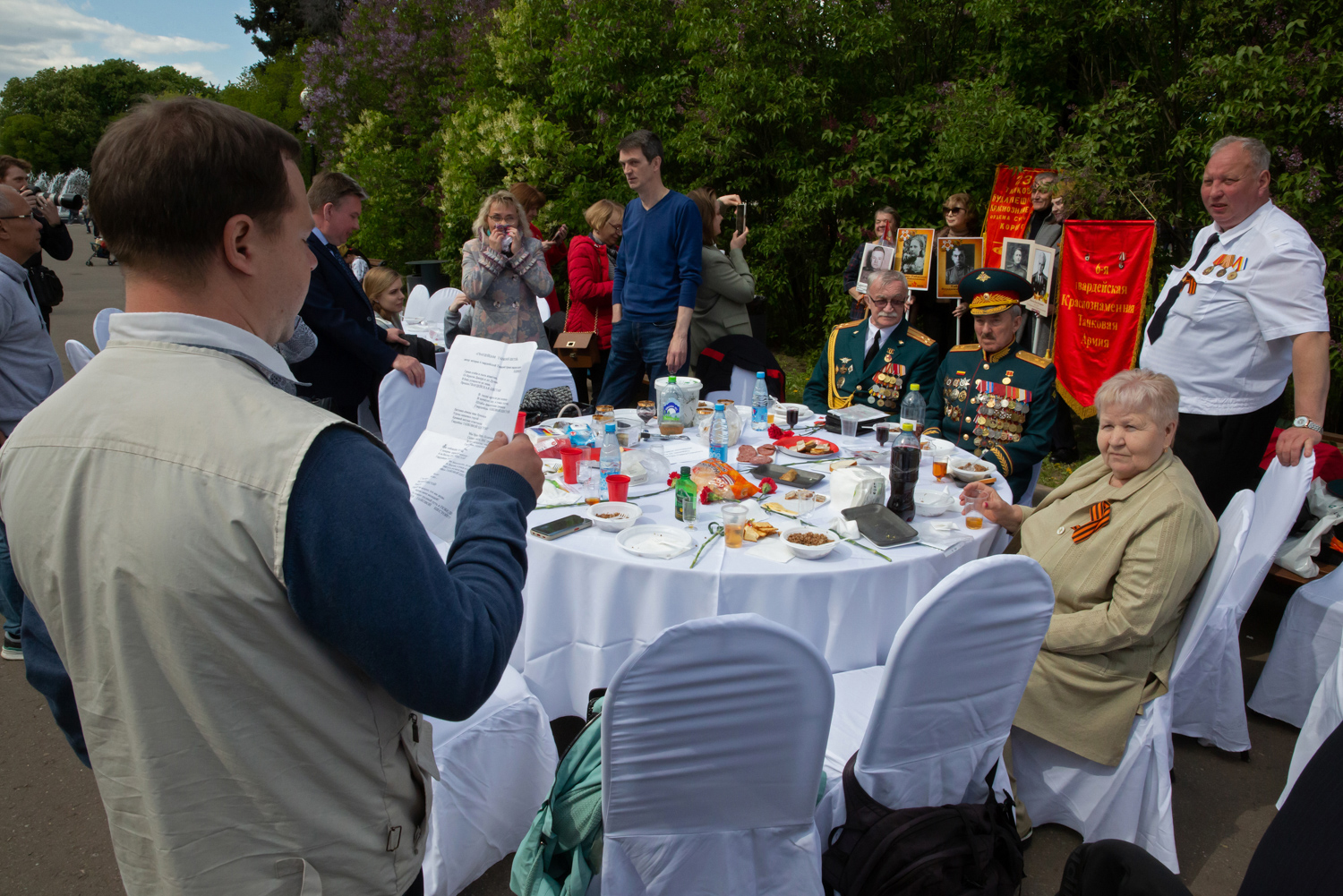 09.05.2023, Москва, Парк Горького, День Победы. Мужчина читает стихи перед офицерами во время праздничного застолья по случаю Дня Победы.