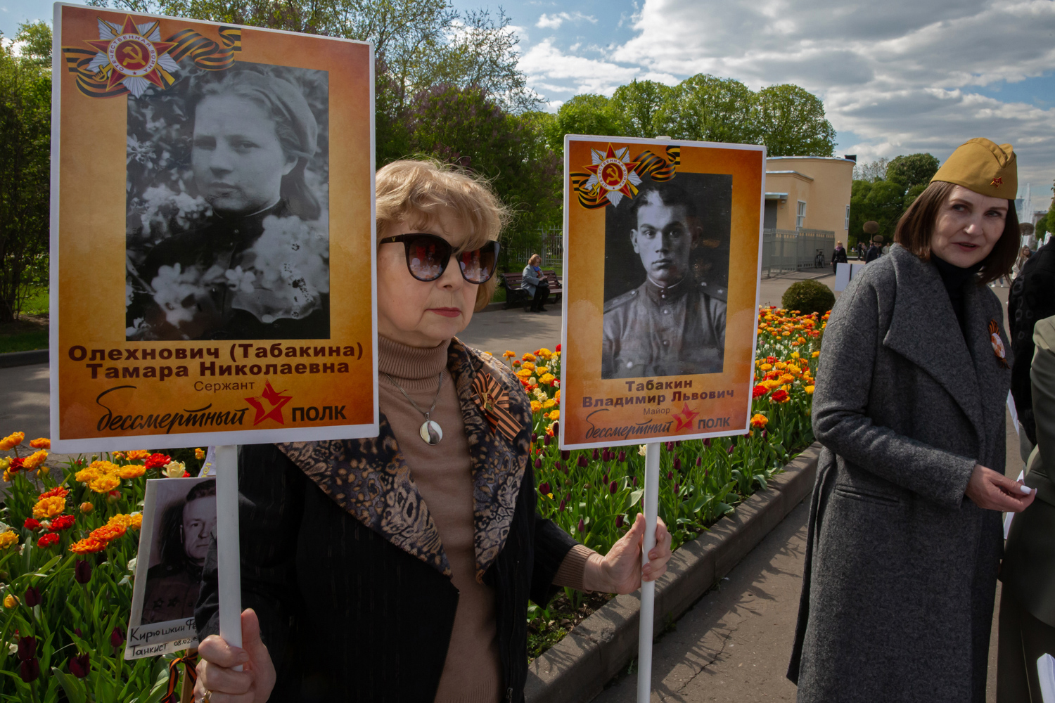 09.05.2023, Москва, Парк Горького, День Победы. Женщина держит в руках портреты родственников, воевавших во время Великой Отечественной Войны.