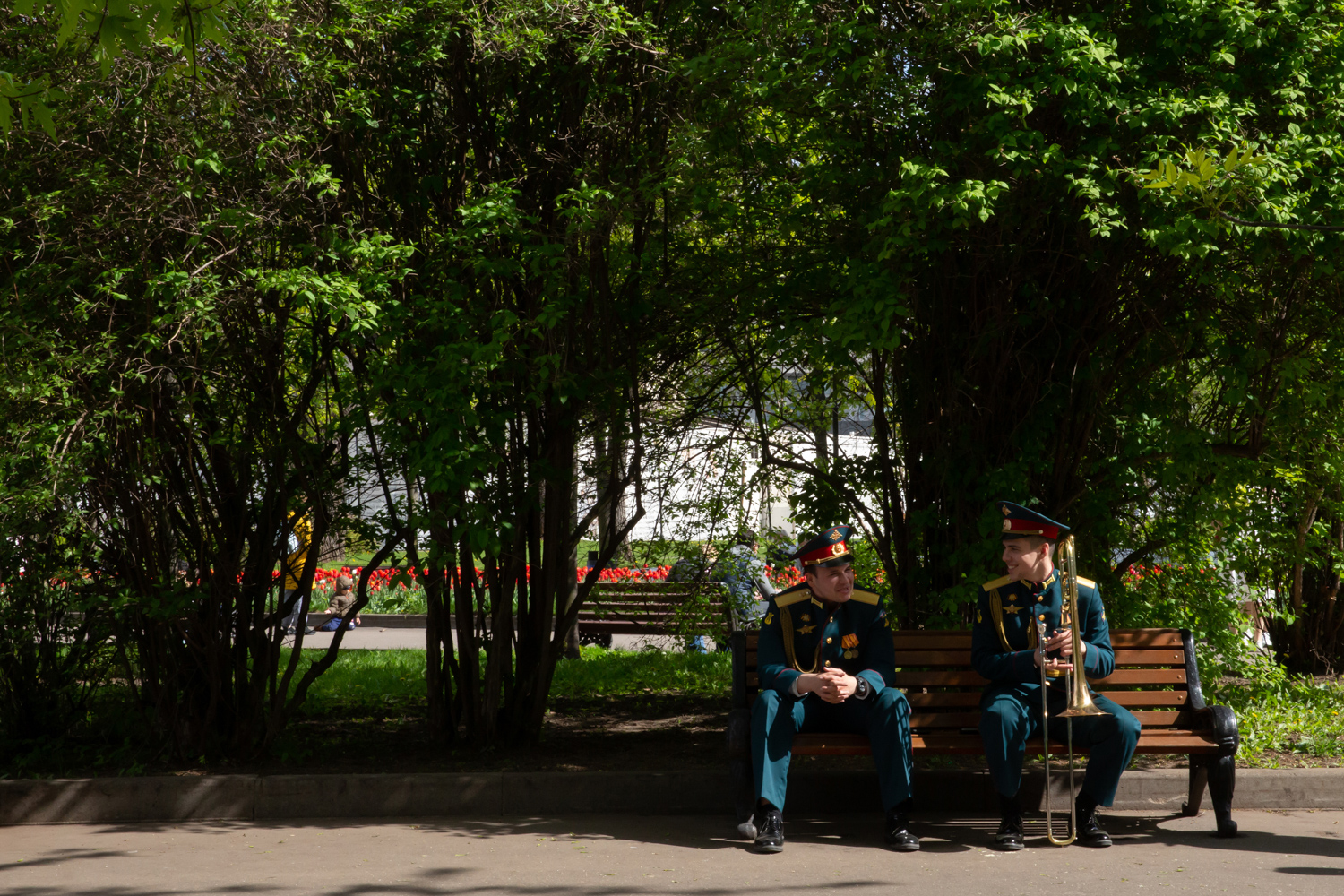 09.05.2023, Москва, Парк Горького, День Победы. Музыканты военного оркестра ждут начала своего выступления.