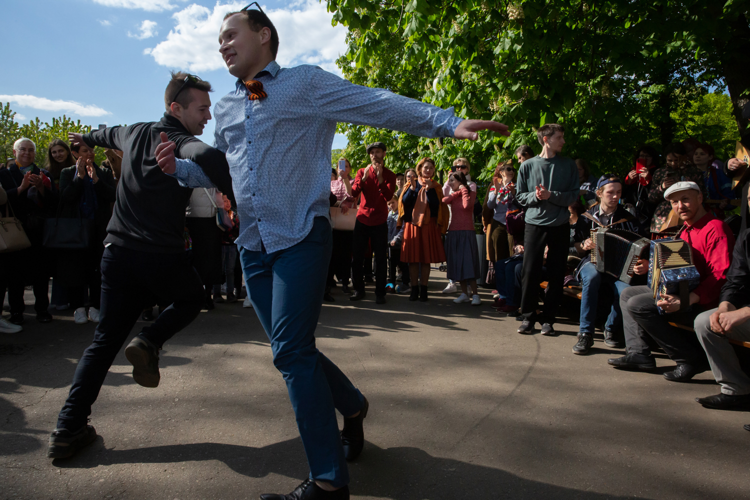09.05.2023, Москва, Парк Горького, День Победы. Мужчины танцуют под гармошку.
