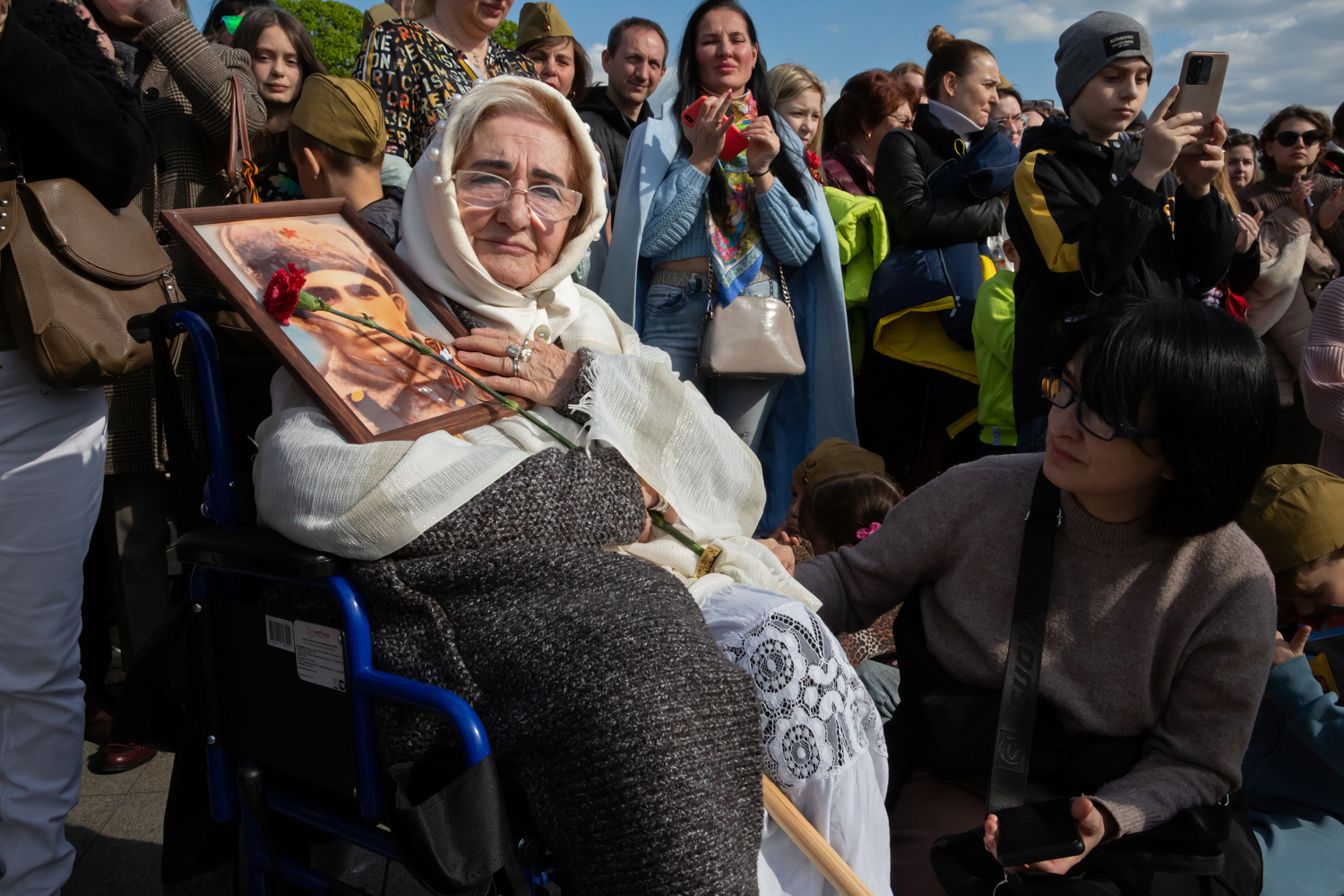 09.05.2023, Москва, Парк Горького, День Победы. Пожилая женщина в кресле-каталке с портретом родственника, воевавшего в войне.