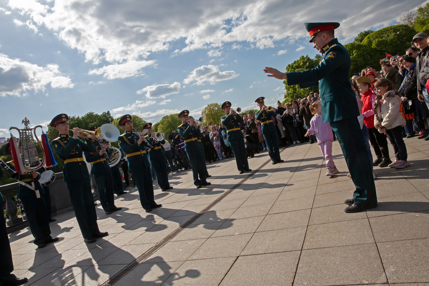 09.05.2023, Москва, Парк Горького, День Победы. Военный духовой оркестр играет перед зрителями под управлением дирижёра.