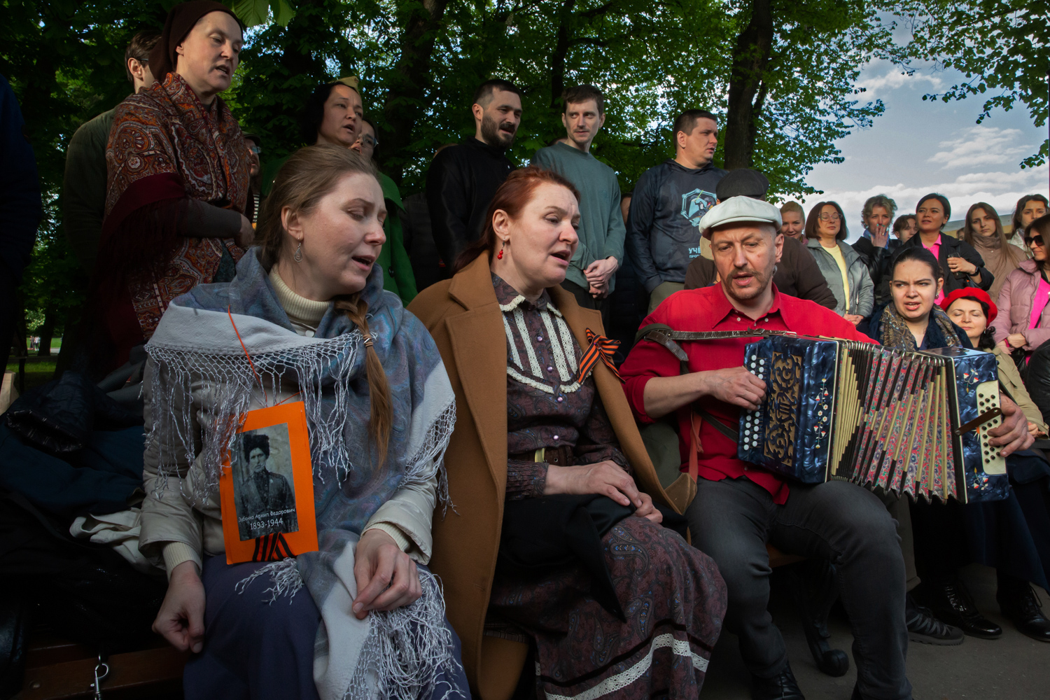 09.05.2023, Москва, Парк Горького, День Победы. Люди поют военные песни под гармошку.