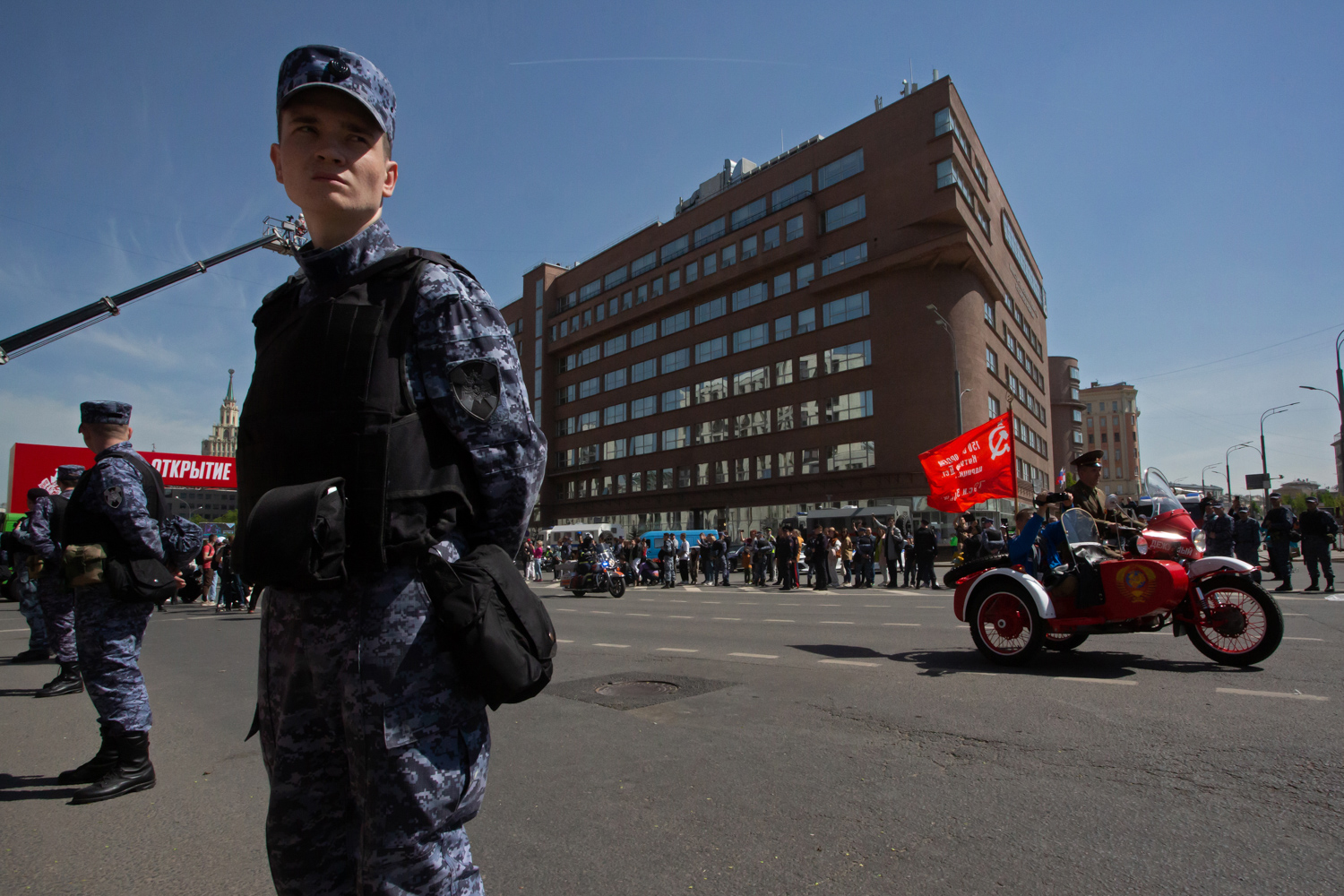 13.05.2023, Москва. Ежегодный весенний мотофестиваль в честь открытия мотосезона. Участник фестиваля с красным флагом на мотоцикле.