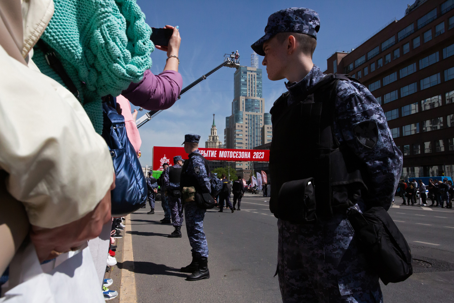13.05.2023, Москва. Ежегодный весенний мотофестиваль в честь открытия мотосезона. Полицейское оцепление во время фестиваля.