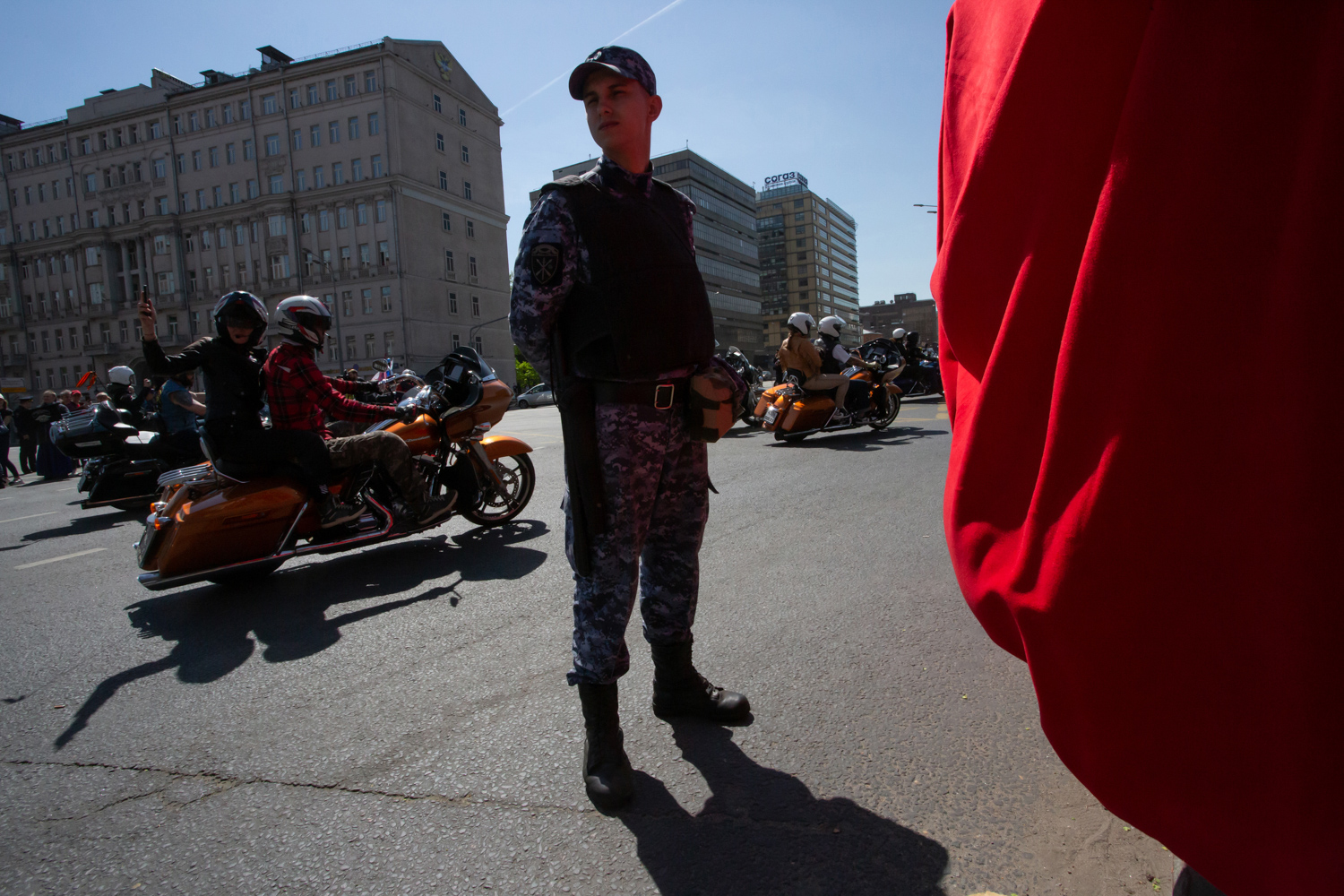 13.05.2023, Москва. Ежегодный весенний мотофестиваль в честь открытия мотосезона. Полицейский в оцеплении во время движения мотоциклистов.