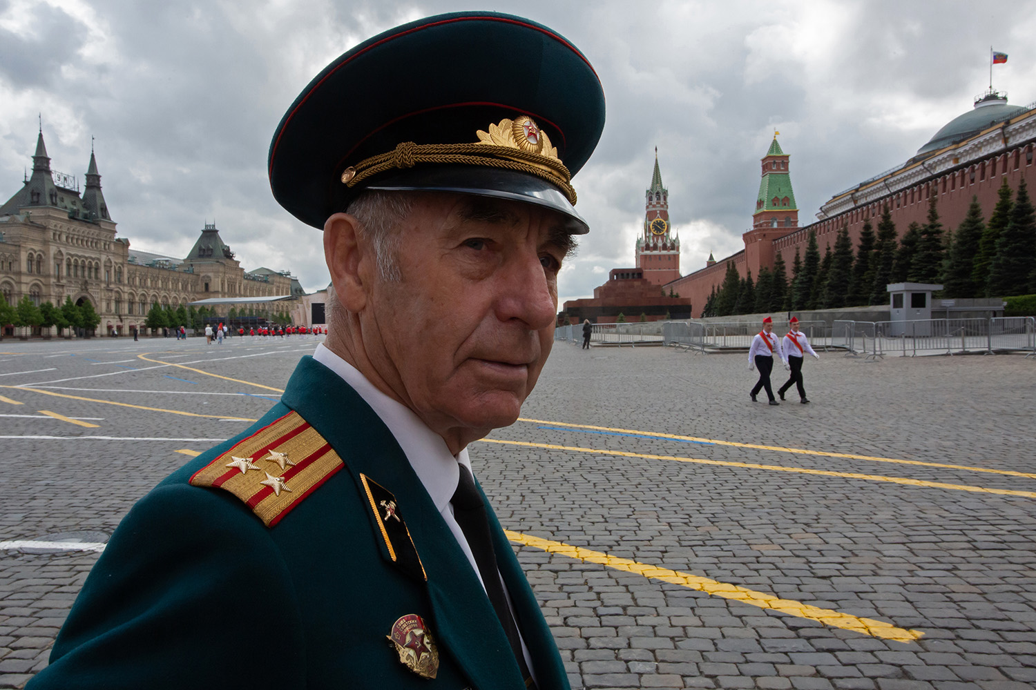 21.05.2023, Москва, Красная Площадь. Торжественный приём в пионеры. Пионеры идут по Красной Площади.