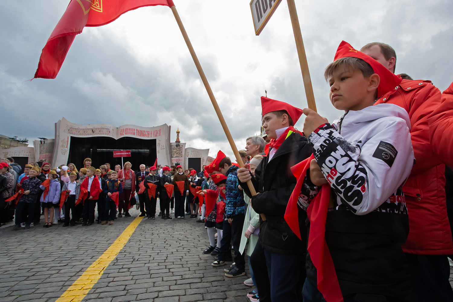 21.05.2023, Москва, Красная Площадь. Торжественный приём в пионеры. Дети ожидают начала приёма в пионеры.