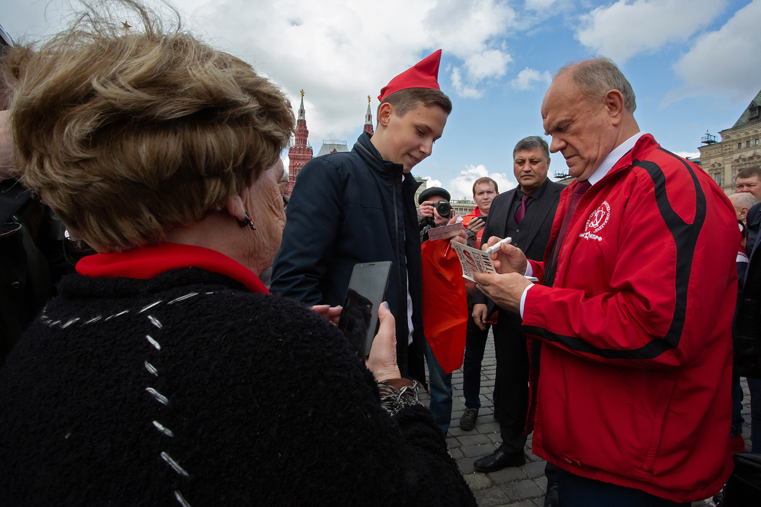 21.05.2023, Москва, Красная Площадь. Торжественный приём в пионеры. Геннадий зюганов подписывает книгу мальчику.