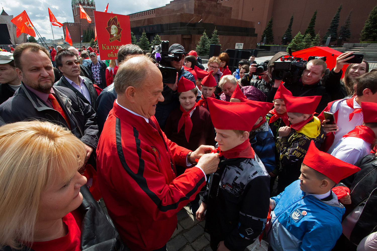 21.05.2023, Москва, Красная Площадь. Торжественный приём в пионеры. Геннадий Зюганов повязывает галстук маленькому мальчику.