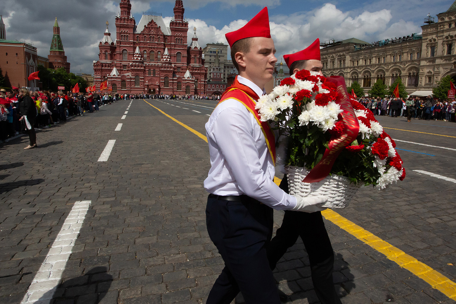 21.05.2023, Москва, Красная Площадь. Торжественный приём в пионеры. Пионеры несут корзину с цветами для возложения к Мавзолею Ленина.
