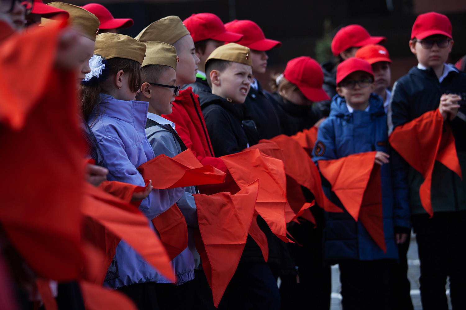21.05.2023, Москва, Красная Площадь. Торжественный приём в пионеры. Дети с галстуками в руках ожидают приёма в пионеры.