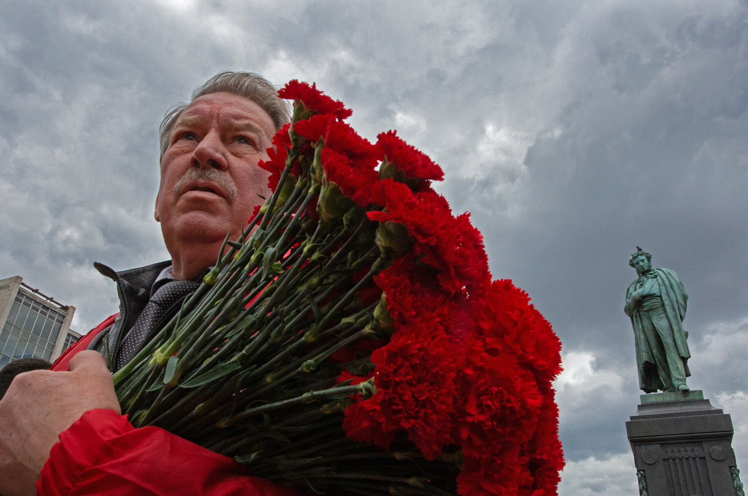 06.06.2023, Москва. Патриотическая акция, посвященная Дню русского языка и Пушкинскому Дню России. Мужчина с букетом гвоздик.