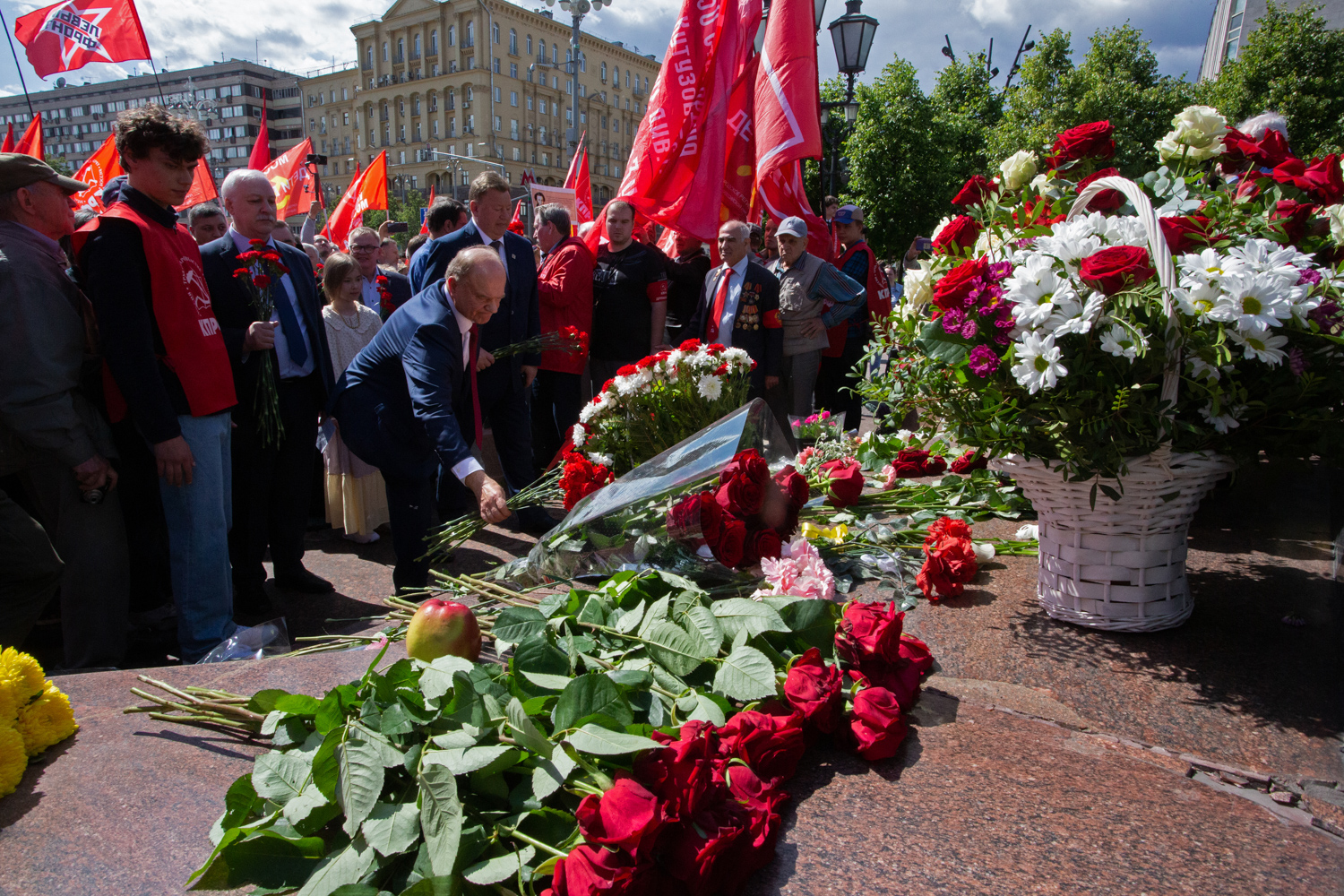 06.06.2023, Москва. Патриотическая акция, посвященная Дню русского языка и Пушкинскому Дню России. Геннадий Зюганов возлагает цветы к памятнику Пушкину.