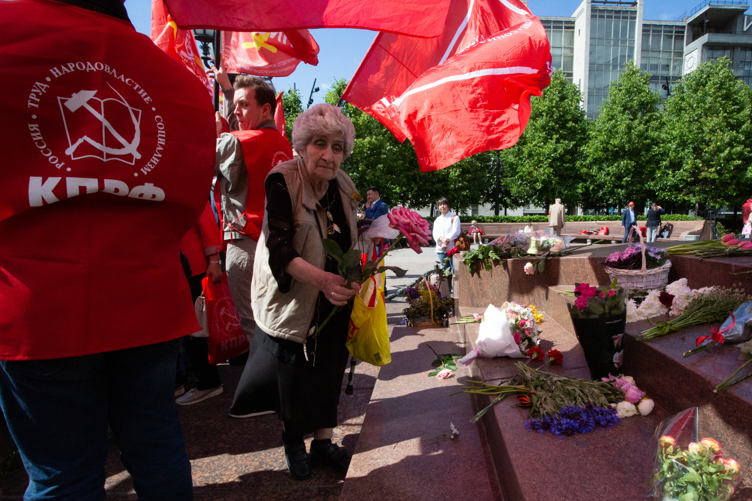 06.06.2023, Москва. Патриотическая акция, посвященная Дню русского языка и Пушкинскому Дню России. Женщина кладёт цветы к памятнику поэту.