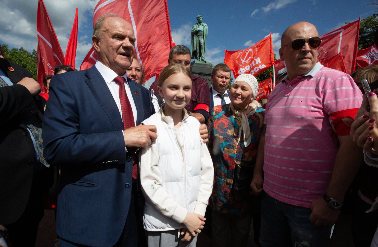 06.06.2023, Москва. Патриотическая акция, посвященная Дню русского языка и Пушкинскому Дню России. Геннадий Зюганов фотографируется с девочкой.