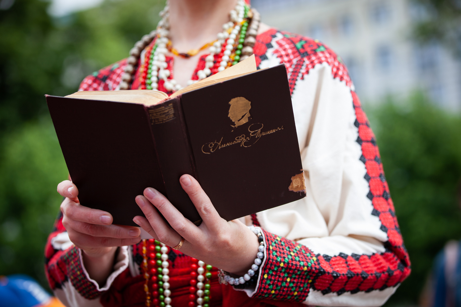 06.06.2023, Москва. Патриотическая акция, посвященная Дню русского языка и Пушкинскому Дню России. Книга писателя в руках женщины.