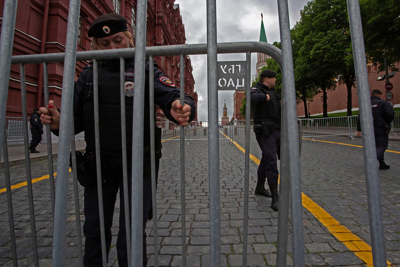 21.05.2023, Москва. Женщина-полицейский перегораживает проход на Красную Площадь.