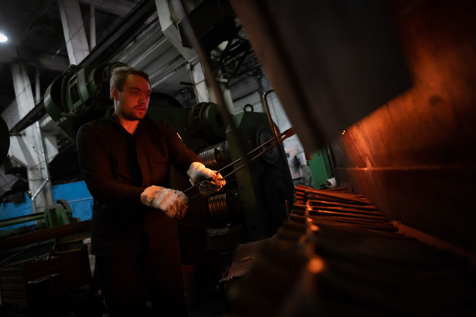 Завод металлоизделий в посёлке Арти. Рабочий завода на участке по закаливанию заготовок для изготовления вил.