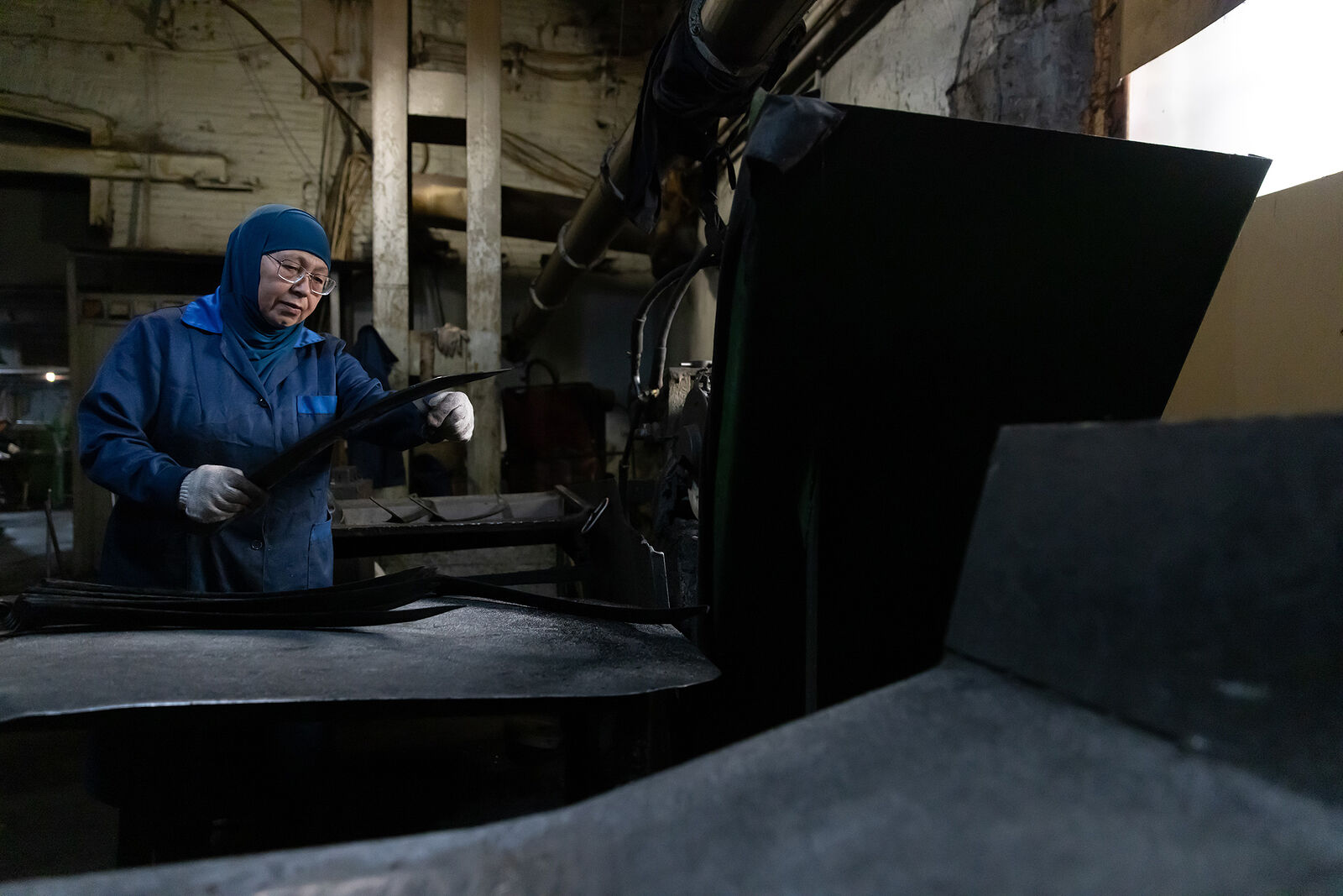 Завод металлоизделий в посёлке Арти. Работница завода проверяет качество заточки косы.