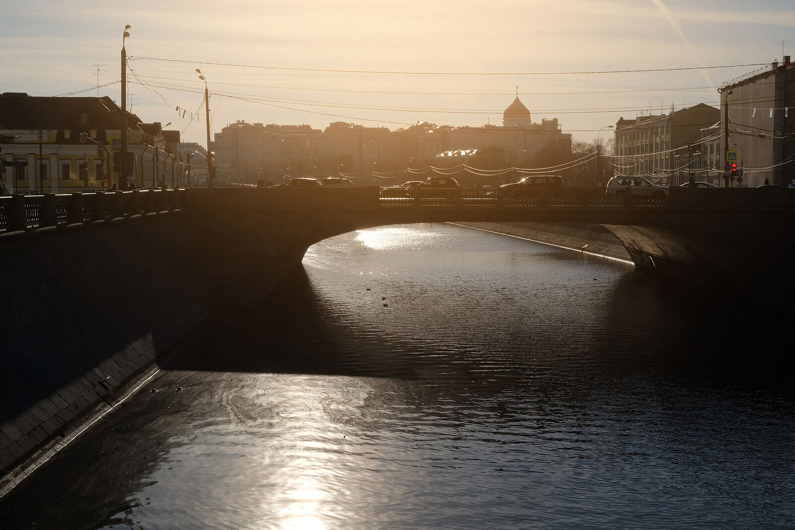 Вечерний пейзаж с Москвой рекой и видом на Храм Христа Спасителя в Москве.