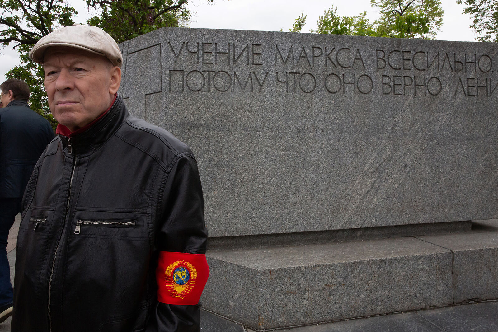Встреча депутатов фракции КПРФ с избирателями в формате патриотического митинга возле памятника Карлу Марксу. Участник митинга около памятника Марксу.