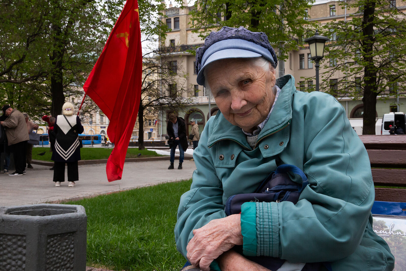 Встреча депутатов фракции КПРФ с избирателями в формате патриотического митинга возле памятника Карлу Марксу. Пожилая женщина на митинге.