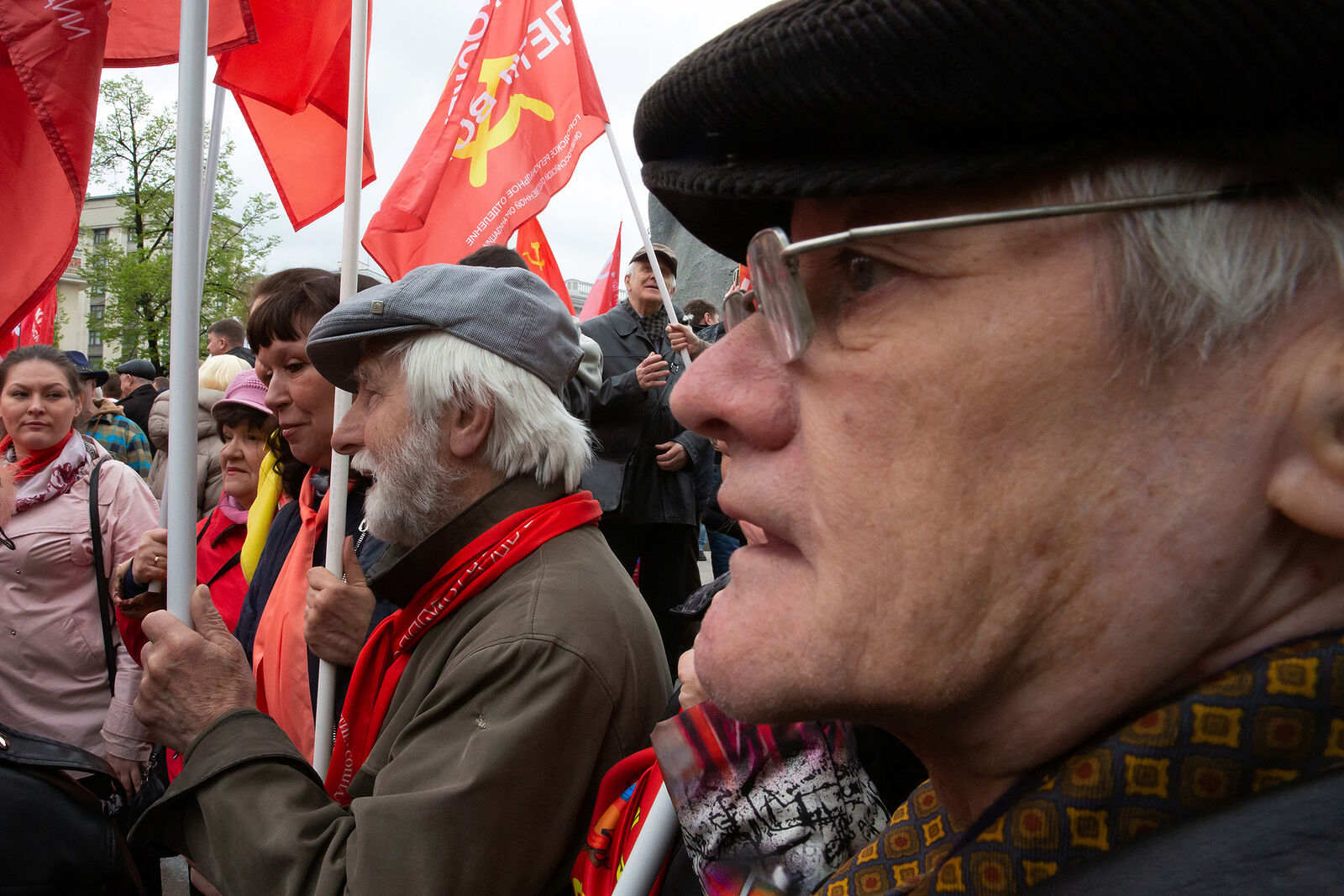 Встреча депутатов фракции КПРФ с избирателями в формате патриотического митинга возле памятника Карлу Марксу. Участники митинга.
