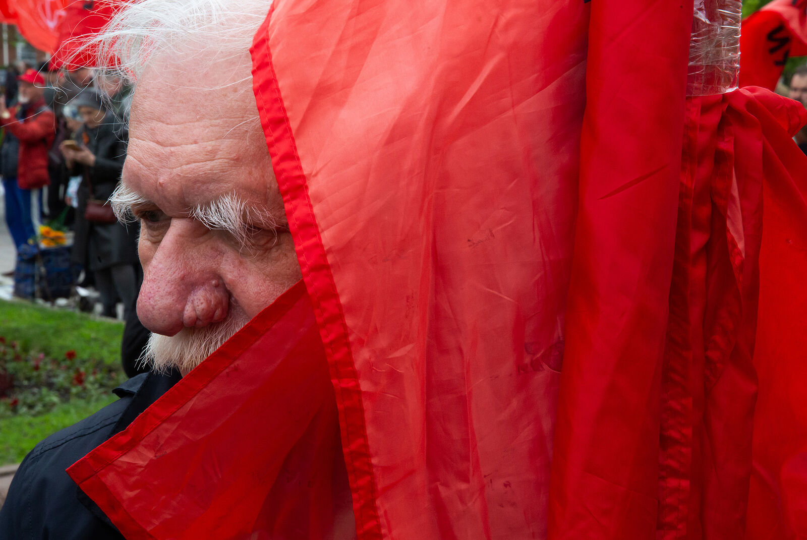 Встреча депутатов фракции КПРФ с избирателями в формате патриотического митинга возле памятника Карлу Марксу. Мужчина с флагом.