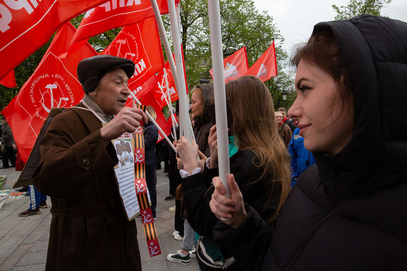 Встреча депутатов фракции КПРФ с избирателями в формате патриотического митинга возле памятника Карлу Марксу. Участники митинга.