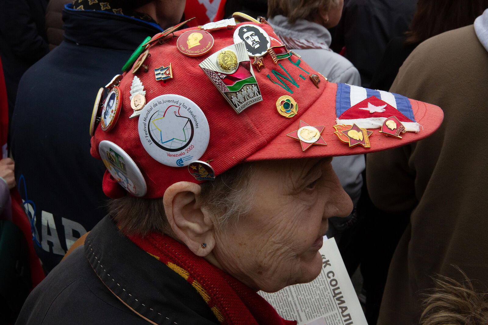 Встреча депутатов фракции КПРФ с избирателями в формате патриотического митинга возле памятника Карлу Марксу. Женщина в бейсболке с приколотыми на неё значками.