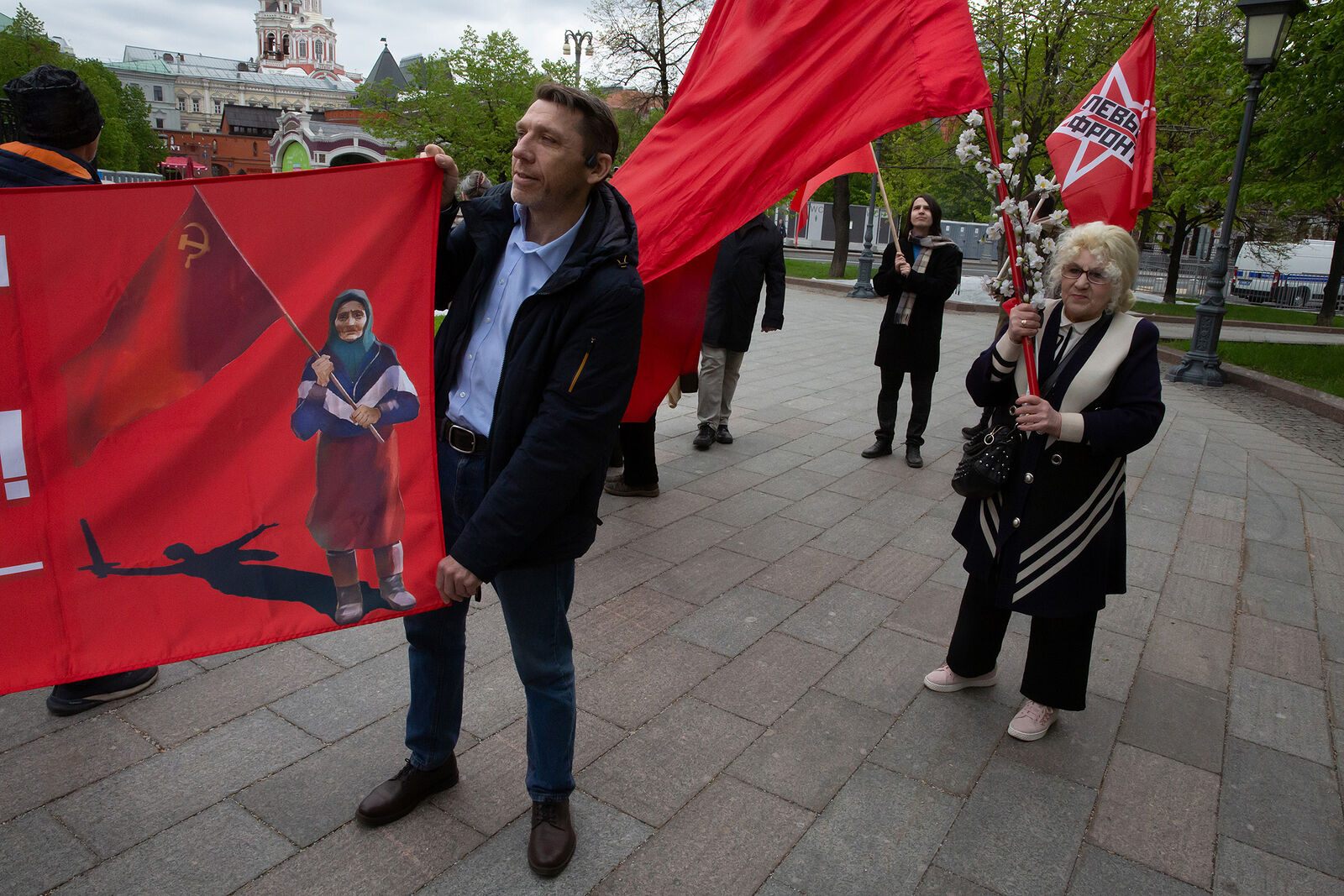 Встреча депутатов фракции КПРФ с избирателями в формате патриотического митинга возле памятника Карлу Марксу. Участники митинга.