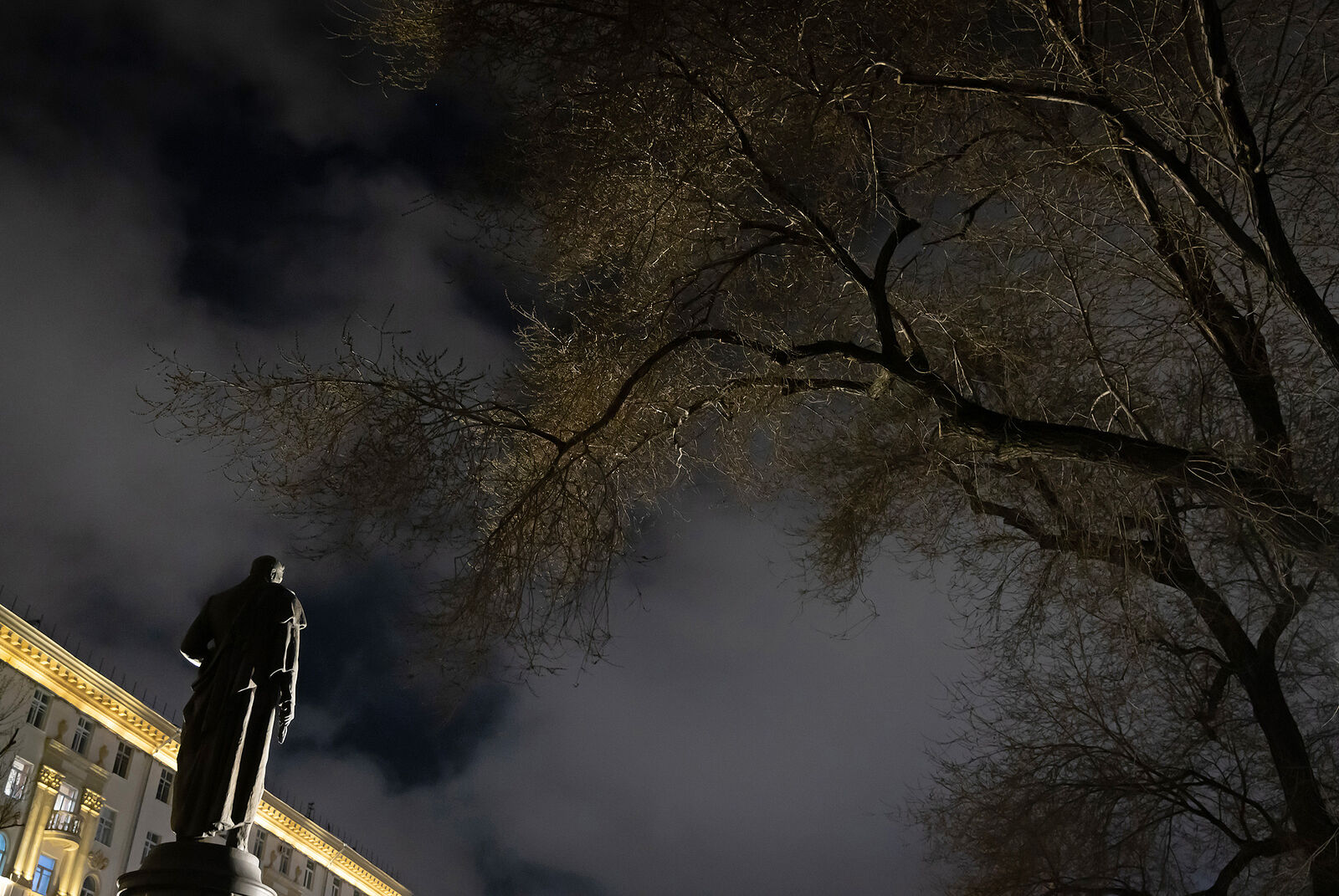 Россия. Москва. Вечерний вид на памятник Грибоедову на Чистопрудном бульваре.